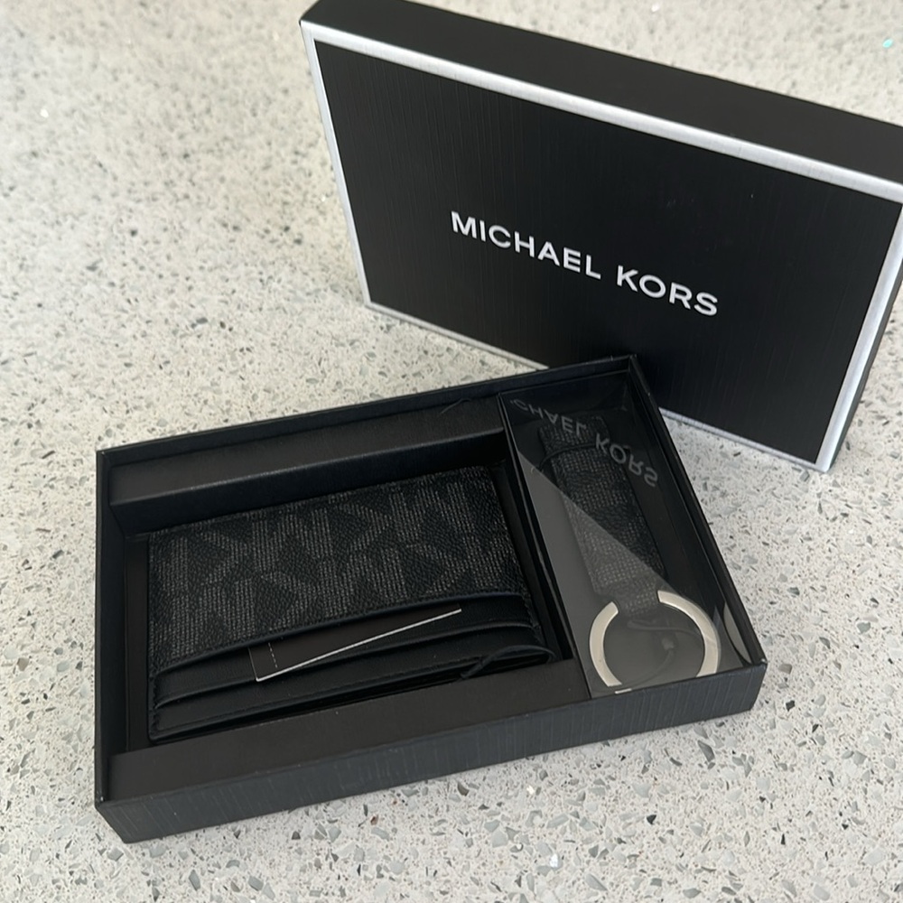 Michael Kors Keychain Wallet 🐦‍⬛ - Picture 2 of 4